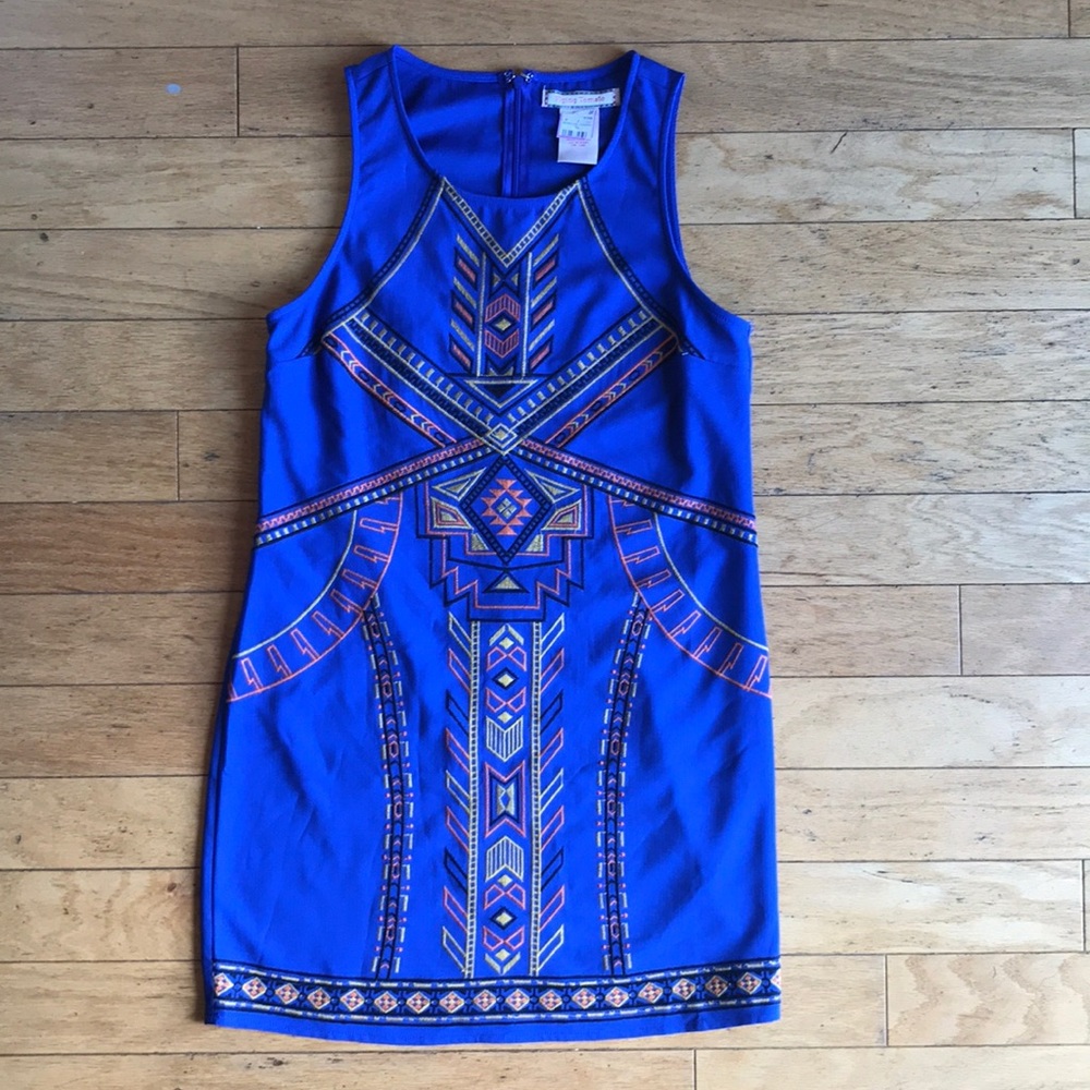 Sleeveless dress w/ colorful embroidery